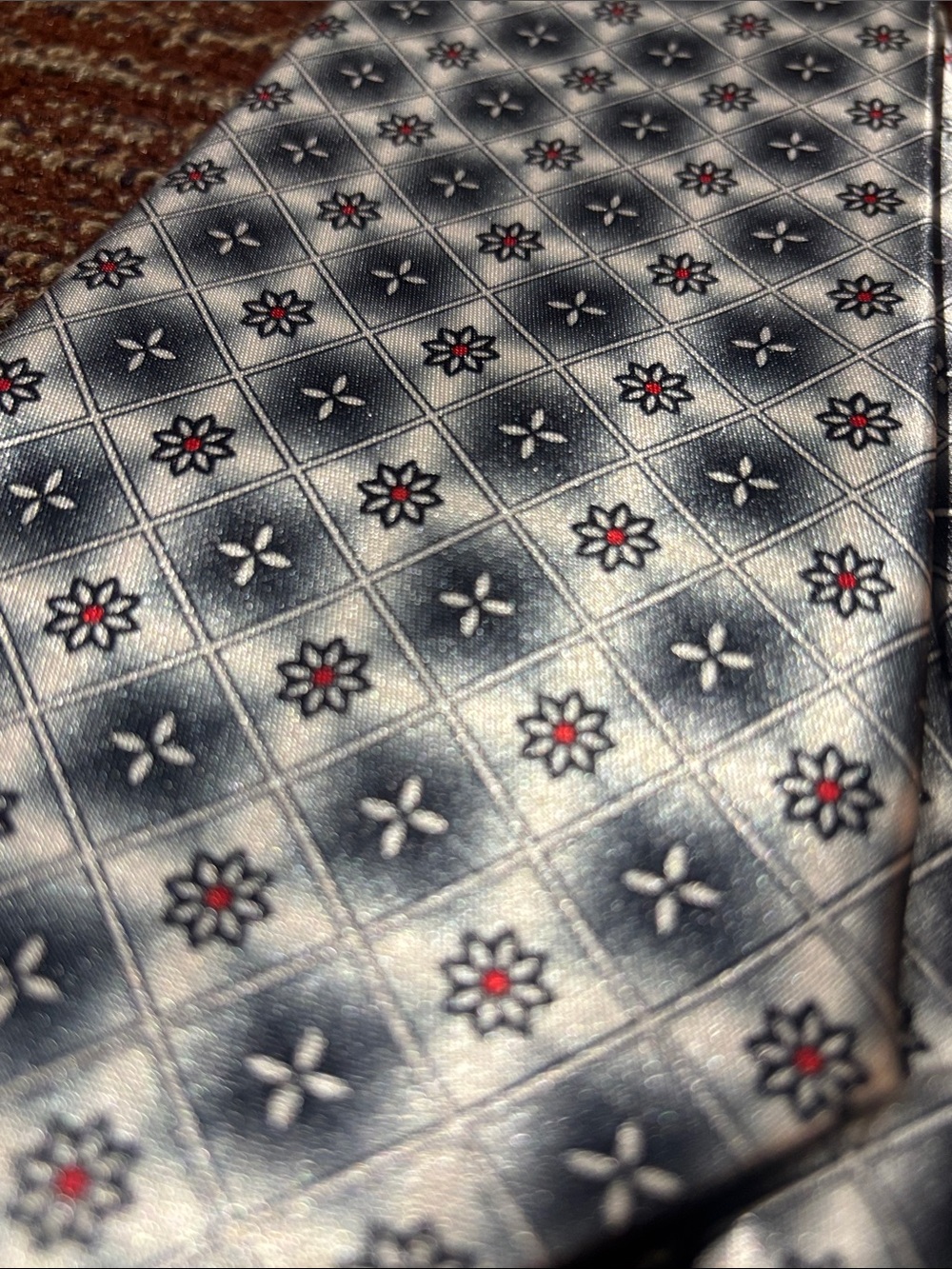 Men’s satin shiny silver grey floral geometric print wide vintage dressy necktie - Picture 5 of 10